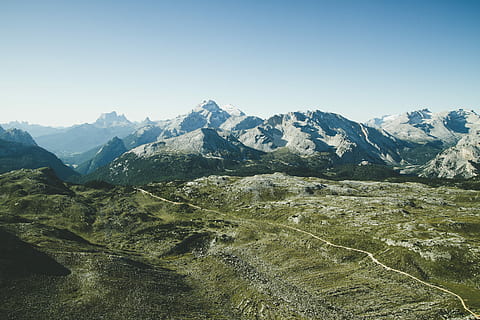 fugle øjenfotografering, Skov, fugl-øje, se fotografering, bjerge, bjerg, bjergkæde, dal, spids, sti, Mark, landskab, panorama, natur, sten-, ensom, vej, afstand, blå, Italien, scenics - natur, skønhed i naturen, himmel, miljø, ro, rolig scene, ingen mennesker, ikke-urbane scene, skyfri himmel, dag, idyllisk, fjern, rejse, jord, udendørs, rejsemål, snedækket bjerg, bjergtop, bjergrygge, 2K, CC0, offentligt domæne, royaltyfrie