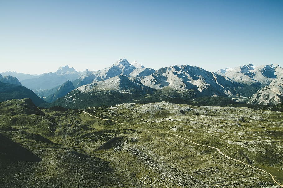 fugle øjenfotografering, Skov, fugl-øje, se fotografering, bjerge, bjerg, bjergkæde, dal, spids, sti, Mark, landskab, panorama, natur, sten-, ensom, vej, afstand, blå, Italien, scenics - natur, skønhed i naturen, himmel, miljø, ro, rolig scene, ingen mennesker, ikke-urbane scene, skyfri himmel, dag, idyllisk, fjern, rejse, jord, udendørs, rejsemål, snedækket bjerg, bjergtop, bjergrygge, 2K