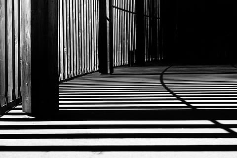 fotografia en escala de grisos, gàbies, llum per balcó, silueta, bars, ombra, edifici, arquitectura, minimalisme, patró, línia, blanc i negre, escena urbana, cap gent, punt de fuga, ratlles, a l'interior, dia, llum solar, estructura construïda, naturalesa, ciutat, a l'aire lliure, direcció, caient, finestra, funció de construcció de parets, buit, sòls, 4K, CC0, domini públic, lliure de regalies