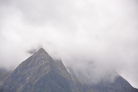 pemandangan gunung, berawan, langit, siang hari, coklat, gunung, berasap, udara, Gunung hijau, awan putih, awan, alam, puncak gunung, pemandangan, awan - langit, pegunungan, kabut, salju, di luar rumah, cloudscape, cuaca, musim dingin, tidak ada orang, Arsitektur, suhu dingin, lingkungan Hidup, scenics - alam, keindahan di alam, tinggi, tanah, batu, medan yang ekstrim, padat, punggungan gunung, pohon pinus, 5K, CC0, domain publik, bebas royalti
