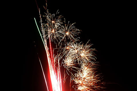 fuochi d'artificio, esplodere, razzi, luce, ruscello, vacanza, celebrazione, fuoco d'artificio, movimento, illuminato, evento, Fuochi artificiali, cultura artistica e intrattenimento, notte, lunga esposizione, raggiante, che esplode, movimento sfocato, fuochi d'artificio - Oggetto creato dall'uomo, nessuno, multicolore, Inquadratura dal basso, natura, cielo, scintille, sparkler, esplosivo, 4K, CC0, dominio pubblico, privo di copyright