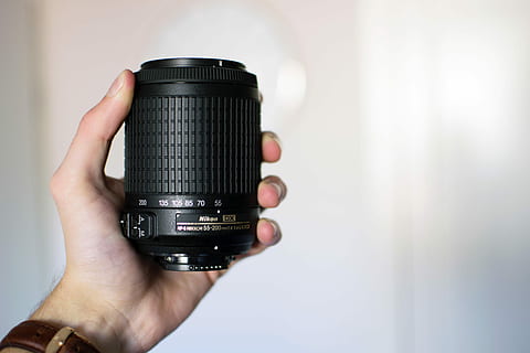 person, holding, svart, Nikon kameralinsen, dslr kameralinsen, len, kamera, nikon, hånd, produkt, gjenstand, nærbilde, makro, detalj, utstyr, tech, kreativ, fotografering, dx, zoom, 55-200, menneskelig kroppsdel, menneskelig hånd, teknologi, fotografering temaer, kamera - fotografisk utstyr, mennesker, innendørs, okkupasjon, fotografisk utstyr, objektiv - optisk instrument, kroppsdel, voksen, virksomhet, aktivitet, objektiv - øye, kommunikasjon, digitalkamera, finger, slr kamera, 5K, CC0, offentlig domene, opphavsrett gratis