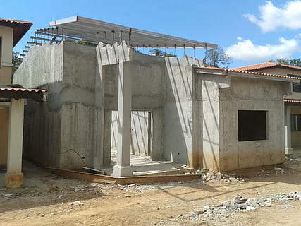 Konstruktion, die Architektur, Haus, Decke, Panama, Fassade, Backstein, Stadt, Zement, Dach, Himmel, Arbeit, Leiter, seitliche Fassade, Fenster, gebaute Struktur, Gebäudehülle, Gebäude, Natur, Tag, alt, Geschichte, die Vergangenheit, keine Leute, verlassen, Sonnenlicht, draußen, architektonische Säule, beschädigt, Flachwinkelansicht, Industrie, obsolet, 2K, CC0, gemeinfrei, lizenzfrei