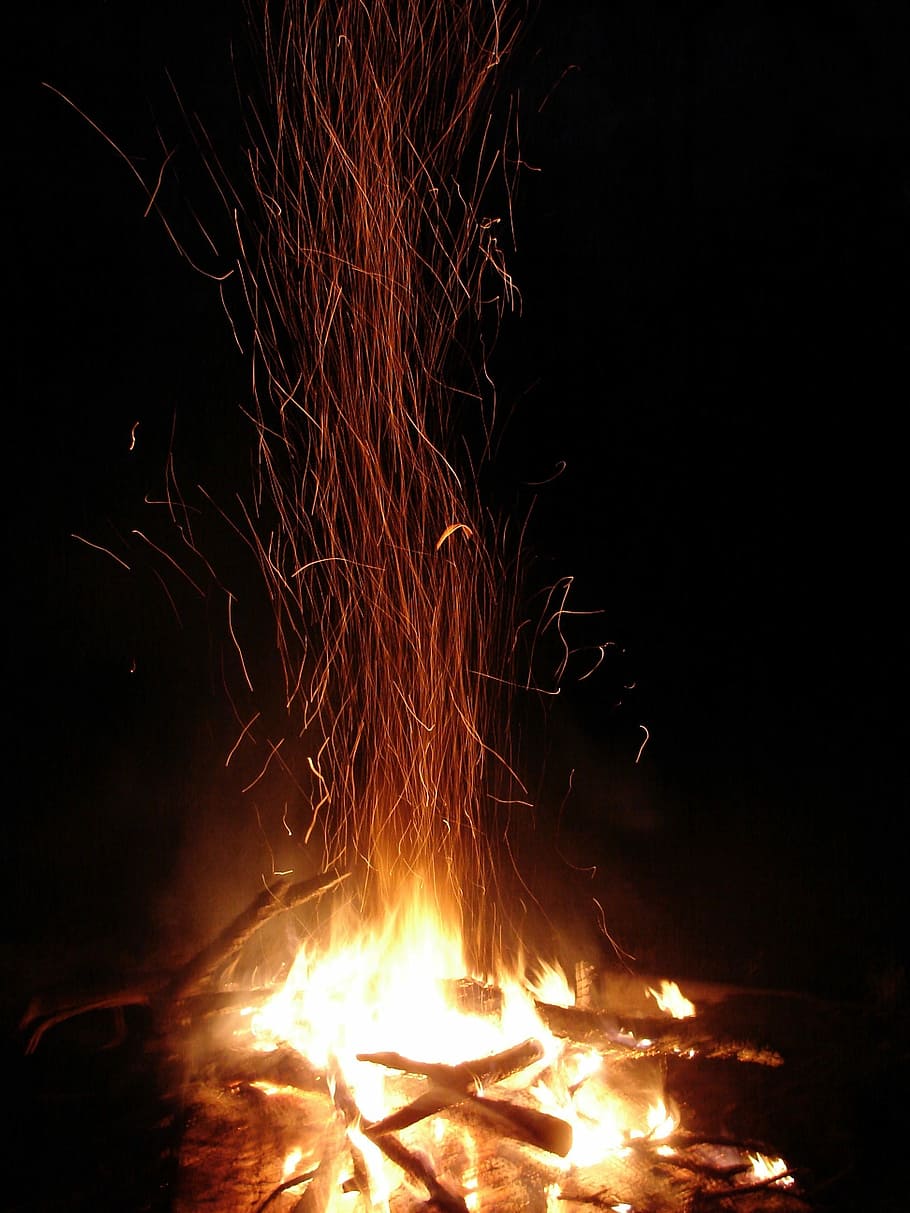 ild, flammer, gnister, mørk, orange, varme, mørk, orange, hed, efterår, brænding, antænde, gløder, lyse, røg, Brænde, brændt, antændende, nat, farve, levende, kul, skov, varme - temperatur, flamme, ingen mennesker, natur, brand - naturligt fænomen, bål, bevægelse, glødende, lejrbål, Camping, orange farve, træ, lang eksponering, log, sløret bevægelse, træ - materiale, udendørs, sort baggrund, 2K