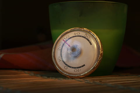 termometer, temperatur, kold, hed, varme, måling, indendørs, bord, nummer, stilleben, meddelelse, tæt på, træ - materiale, ingen mennesker, tekst, vestlige script, teknologi, antik, geometrisk form, selektiv fokusering, enkelt objekt, cirkel, form, retro stylet, fokus på forgrunden, besked, 4K, CC0, offentligt domæne, royaltyfrie