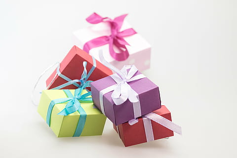 fünf, Geschenkboxen in verschiedenen Farben, Geschenke, Pakete, gemacht, Schleife, Paketschleife, Weihnachten, Weihnachtsdekoration, Kindergeburtstag, geben, Advent, verpackt, Geschenkverpackung, Überraschung, Muttertag, Geburtstag, Dekoration, Freude, bunt, Farbe, Band, Band - Nähartikel, Bogen, Geschenk, Box, gebundener Bogen, Kasten - Behälter, Feier, Geschenkbox, Weihnachtsgeschenk, Urlaub, Studioaufnahme, Container, Papier-, Veranstaltung, Geburtstagsgeschenk, mehrfarbig, keine Leute, Geschenkpapier, pinke Farbe, lila, 4K, CC0, gemeinfrei, lizenzfrei