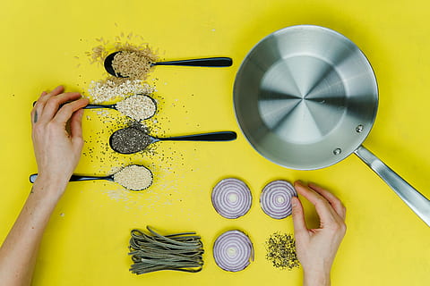 piatto, posare, fotografia, saute, tegame, accanto, cucchiaio, spezie, verdure, ingredienti da cucina, giallo, tavolo, ingredienti, Pan, padella, mano umana, mano, una persona, parte del corpo umano, in casa, girato in studio, detenzione, sfondo colorato, adulto, sfondo giallo, avvicinamento, parte del corpo, tempo, stili di vita, giovane adulto, donne, caratteristica della parete, orologio, color argento, 5K, CC0, dominio pubblico, privo di copyright