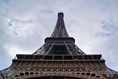 paris, núvols, arquitectura, referència, europa, turisme, monument, famós, cel, atracció, turista, Torre Eiffel, parís, França, França, lloc famós, torre, cultura francesa, destinacions de viatge, viatjar, referent internacional, alta - alta, ciutat, estructura construïda, núvol - cel, història, exterior de l'edifici, el passat, vista d’angle baix, metall, cap gent, característica arquitectònica, naturalesa, a l'aire lliure, exterior d’edifici d’oficines, gratacels, ferro - metall, aliatge, 2K, CC0, domini públic, lliure de regalies