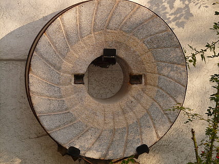 macina, mulino, pietra, di, ruota, macinare, cerchio, forma geometrica, forma, architettura, giorno, struttura costruita, modello, design, nessuno, all'aperto, vista dall'alto, luce del sole, caratteristica della parete, direttamente sopra, natura, vecchio, creatività, orologio, arte e artigianato, 2K, CC0, dominio pubblico, privo di copyright
