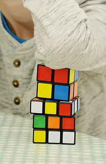 magie cub, răbdare, complicat, pasiune, calificare, Joaca, dificil, Activitatea de agrement, distracţie, puzzle, cub, colorat, concentraţie, plictiseală, o persoana, multi colorate, în interior, umană, mână, partea corpului uman, deținere, copilărie, jucărie, lemn - material, jucărie bloc, forma cubului, a închide, alegere, adult, haine casual, vedere din față, culoare alba, 4K, CC0, domeniu public, fără drepturi de autor