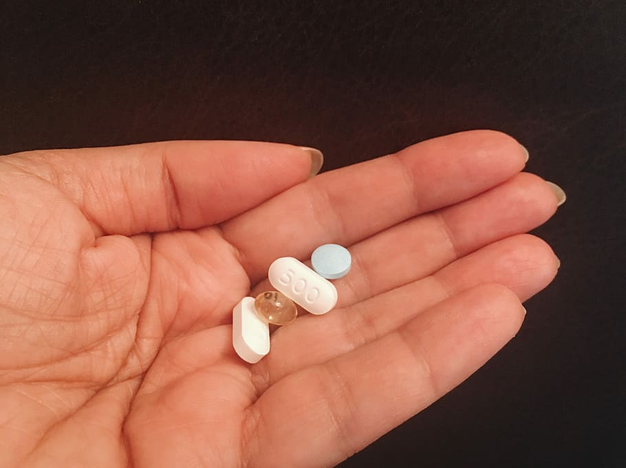persona, celebració, quatre, assortit, pastilles de medicina, cinc, pastilles de medicaments, palmell, mà, pastilles, comprimits, medicació, mà humana, part del cos humà, pastilla, tir de l'estudi, dosi, salut i medicina, medicina, a l'interior, fons negre, primer pla, una persona, part del cos, tallar, dit, dit humà, vista d’angle alt, cura, 2K