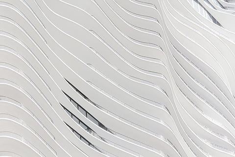 blanco, hormigón, pared del edificio, intitulado, ola, línea, moderno, textura, modelo, antecedentes, resumen, texturizado, a rayas, naturaleza, de cerca, patrón de onda, fotograma completo, nadie, adentro, repetición, naturaleza muerta, gran grupo de objetos, metal, el color blanco, en una fila, diseño, arreglo, curva, abundancia, vista de alto ángulo, lado a lado, color plateado, vajilla, 5K, CC0, dominio público, libre de derechos