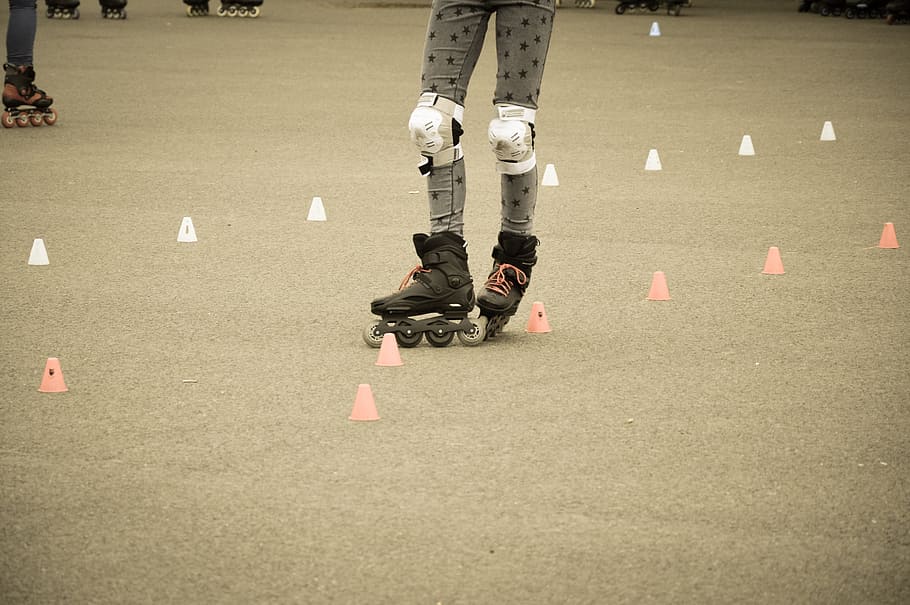 persona, jugant, trucs, patins, en linia, patinatge, patins de rodets, patinar en patins, esport, corró, estil de vida, activitat, cames, peus, pilones, patinatge sobre rodes, secció baixa, persones reals, transport, part del cos humà, part del cos, cama humana, activitat d'oci, gent, equilibri, dia, estils de vida, ciutat, carrer, infància, habilitat, Patinet, de peu, moviment, a l'aire lliure, extremitat humana, 5K