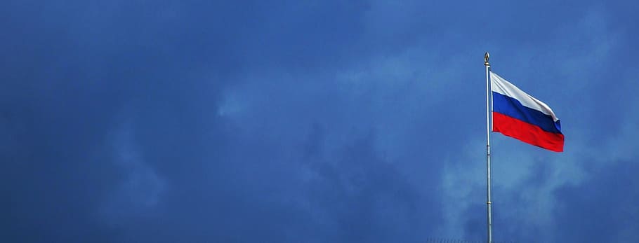 bianca, blu, rosso, bandiera, cielo, Russia, nuvole, temporale, cupo, politica, relazione, nazione, frontiere, Mosca, soffio, colori nazionali, patriottismo, orgoglio, nessuno, giorno, all'aperto, natura, ambiente, Inquadratura dal basso, vento, copia spazio, emozione, a strisce, polo, nuvola - cielo, Colore bianco, icona nazionale, 2K