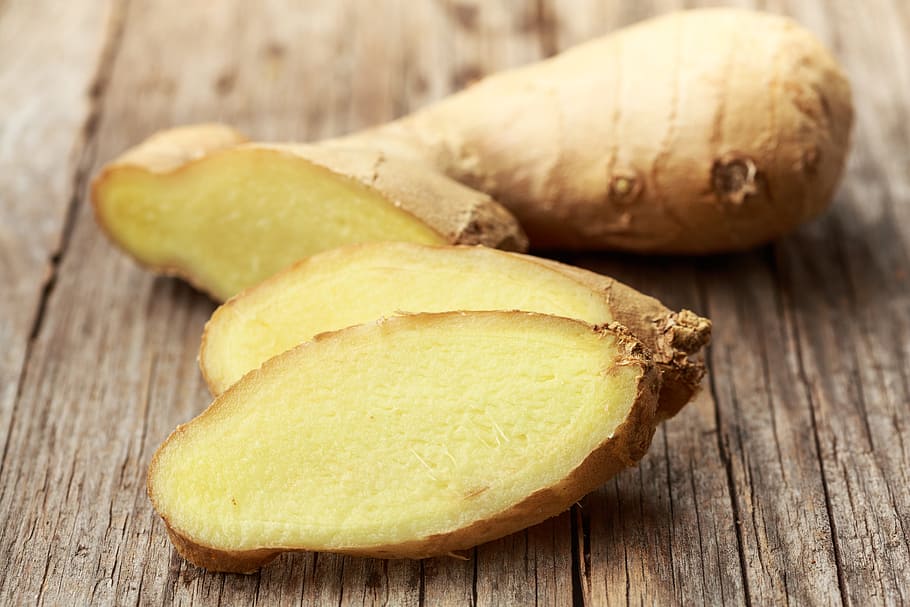 skiver ingefær, ingefær, rot, reddik, krydder, ingrediens, sunn, fersk, rå, grønnsak, medisin, urt, naturlig, mat, asiatisk, tre, krydret, smak, matlaging, skjære, aromatiske, orientalsk, bord, kokk, skivet, mat og Drikke, tre - materiale, nærbilde, spise sunt, friskhet, ingen folk, innendørs, studio skudd, gruppe av objekter, velvære, fokusere på forgrunnen, frukt, rå mat, skjærefjøl, matbit, stilleben, forberedt potet, vegetarisk mat, trekorn, 5K