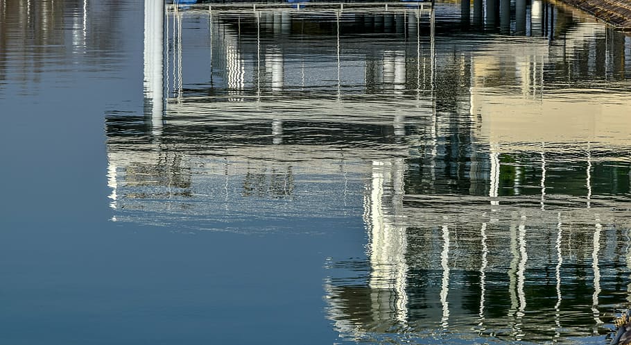 calma, lago, specchio, riflessione, acqua, lungomare, finestra, esterno dell'edificio, giorno, acqua stagnante, nessuno, all'aperto, natura, architettura, increspato, struttura costruita, la tranquillità, luce del sole, scena tranquilla, modello, blu, bellezza nella natura, inviare, bagnato, post in legno, 4K
