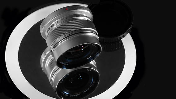 3 mikro4, objektyvus, Platus kampas, fotografijos temos, objektyvas - optinis prietaisas, objektyvo akis, Iš arti, fotoaparatas - fotografijos įranga, fotografijos įranga, technologijos, patalpose, meno kultūra ir pramogos, nėra žmonių, natiurmortas, studija, vienas objektas, juodas fonas, optinis prietaisas, stiklas - medžiaga, įranga, lentelė, aukšto kampo vaizdas, filmų industrija, namų vaizdo kamera, skaitmeninė kamera, 4K, CC0, Viešasis domenas, nemokamai