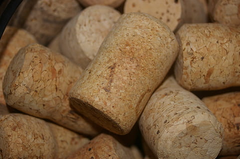 dopuri de vin, Dopuri, vin, mancare si bautura, alimente, prospeţime, pâine, mâncat sănătos, grup mare de obiecte, a închide, bunăstare, în interior, nici o persoana, natură moartă, felie de paine, maro, cadru complet, abundenţă, copt, grup de obiecte, magazin, recipient, carbohidrați - tip alimentar, 2K, CC0, domeniu public, fără drepturi de autor