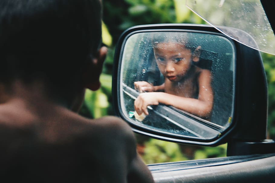 nen petit, mirant, reflexió, mirall alar, durant el dia, nadó, vehicle, esquerra, mirall lateral, cotxe, mirall, noi, masculí, cara, nen, finestra, porta, persona malaysiana, 4x4, malaysium, jungla, retrovisor, manera de transport, automòbil, tirada al cap, transport, vidre - material, homes, mascles, retrat, humit, dia, vehicle terrestre, adult, gent, pluja, a l'aire lliure, 4K