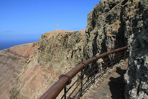 ryzyko, ochrona, bezpieczeństwo, Wsparcie, Lanzarote, mirador del rio, skała, Natura, rock - obiekt, dzień, solidny, Góra, niebo, scenics - natura, pasmo górskie, formacja skalna, żadnych ludzi, piękno natury, czyste Niebo, na dworze, wylądować, spokój, scena pozamiejska, Góry Skaliste, tworzenie, środowisko, 5K, CC0, domena publiczna, darmowe zdjęcia