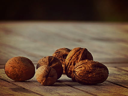 Walnüsse, braun, Oberfläche, Nüsse, Lebensmittel, Schale, Obstschale, schließen, Baumfrucht, gesund, Ernährung, Natur, Na sicher, Essen, Futter, köstlich, vegan, Vegetarier, Essen und Trinken, Tabelle, Stillleben, gesundes Essen, Nuss, Nahansicht, Nuss - Essen, keine Leute, Frische, Wohlbefinden, Obst, Fokus auf den Vordergrund, Holz - Material, Nussbaum, drinnen, Nussschale, Gruppe von Objekten, selektiver Fokus, 2K, CC0, gemeinfrei, lizenzfrei