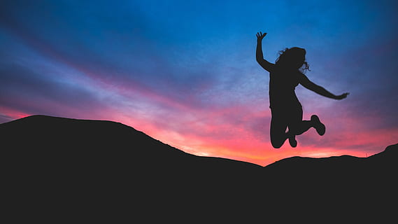silhouet, vrouw, jumpshot, buitenshuis, mensen, natuur, zonsondergang, hemel, jumping, geluk, pret, vrijheid, mannen, backlit, illustratie, levensstijlen, actie, vreugde, zonlicht, vrouwtjes, een persoon, volledige lengte, mid-air, berg-, menselijke arm, volwassen, wolk - lucht, beweging, land-, zijaanzicht, lidmaat, schoonheid in de natuur, vrijetijdsbesteding, opgeheven armen, menselijke ledemaat, 2K, CC0, publiek domein, royaltyvrij