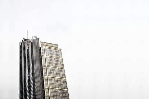 edificio de concreto marrón, gris, hormigón, edificio, claro, cielo, tiempo de día, urbano, minimalismo, torre, rascacielos, ventana, oficina, arquitectura, edificio de oficinas, exterior del edificio, escena urbana, estructura construida, negocio, ciudad, moderno, distrito centro, al aire libre, paisaje urbano, material de vidrio, altura maxima, reflexión, copia espacio, edificio de oficinas exterior, nadie, Distrito residencial, naturaleza, Negocio corporativo, financiar, Distrito financiero, 5K, CC0, dominio público, libre de derechos