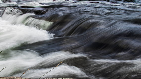 krop af vand, flyde, flod, strøm, vand, bevægelse, sløret bevægelse, lang eksponering, flydende vand, scenics - natur, skønhed i naturen, ingen mennesker, hastighed, hav, flyder, natur, klippe, dag, vandfald, udendørs, sport, jord, magt i naturen, 5K, CC0, offentligt domæne, royaltyfrie