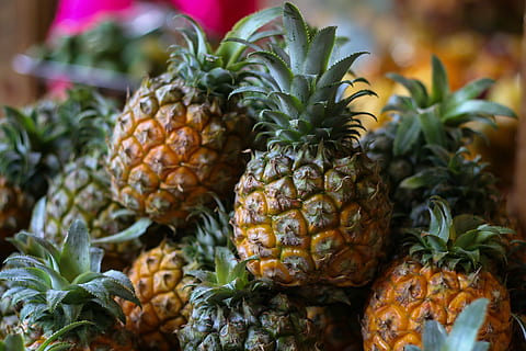 selektiv, fotografering, stablet, ananas, marked, frugt, mad og drikke, mad, tæt på, ingen mennesker, friskhed, dag, sund kost, udendørs, tropisk frugt, velvære, vækst, grøn farve, natur, til salg, fokus på forgrunden, blad, detail, plante, moden, gademarked, 2K, CC0, offentligt domæne, royaltyfrie