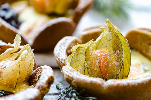 tassa de pa de gingebre, pa de gingebre, cookie, cirera de pinya, pastissos de nadal, postres, pastisseria, menjar, Nadal, menjar i beguda, alimentació saludable, primer pla, cap gent, benestar, enfocament selectiu, frescor, grup d'objectes, vegetals, natura morta, tir de l'estudi, naturalesa, tardor, planta, centrar-se en primer pla, fruita, grup mitjà d'objectes, a l'interior, 5K, CC0, domini públic, lliure de regalies