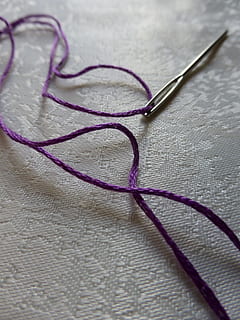 ago per rammendo, ago, filato, filo, cucire, cose, occhio di un ago, appuntito, medio Oriente, lavoro manuale, strumento, avvicinamento, tessile, nessuno, arte e artigianato, in casa, colore rosa, natura morta, vista dall'alto, creatività, ago da cucito, modello, mestiere, lana, tavolo, tecnologia, messa a fuoco selettiva, oggetto da cucire, ricamo, 4K, CC0, dominio pubblico, privo di copyright