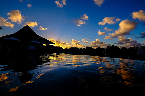 bilde, fjell, kropp, vann, hvit, blå, skyet, himmelfoto, skyer, solnedgang, blå himmel, refleksjon, himmel, sky - himmel, arkitektur, skjønnhet i naturen, natur, silhouette, bygget struktur, naturskjønnhet - natur, vannkanten, ingen folk, rolig scene, bygge eksteriør, ro, innsjø, hus, utendørs, svømmebasseng, 4K, CC0, offentlig domene, opphavsrett gratis