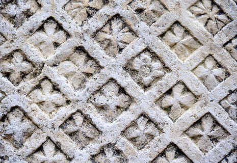 Struktur, Stein, Hintergrund, Textur, Rock, Oberfläche, Muster, Hintergründe, Kunst, Kunst und Handwerk, Antiquität, alt, Blumendesign, Diamanten, römisch, Linien, wunderschönen, Vollbild, keine Leute, texturiert, Nahansicht, Tag, Wiederholung, Winter, Wandbau - Funktion, kalte Temperatur, die Architektur, Wand, gestalten, Design, gebaute Struktur, draußen, Schnee, Rau, stein material, Steinwand, Beton, 5K, CC0, gemeinfrei, lizenzfrei