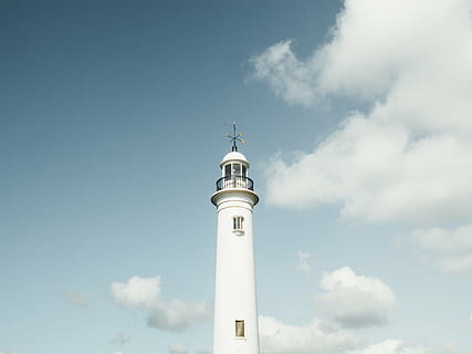 Weiß, Leuchtturm, bedeckt, Wolken, Wolke, Himmel, Wolkenkratzer, Richtung, wolke - himmel, Tag, keine Leute, Blau, Flachwinkelansicht, draußen, die Architektur, Turm, Gebäudehülle, gebaute Struktur, Beratung, Schutz, Gebäude, Sicherheit, Natur, große Höhe, Bahnhof, 4K, CC0, gemeinfrei, lizenzfrei