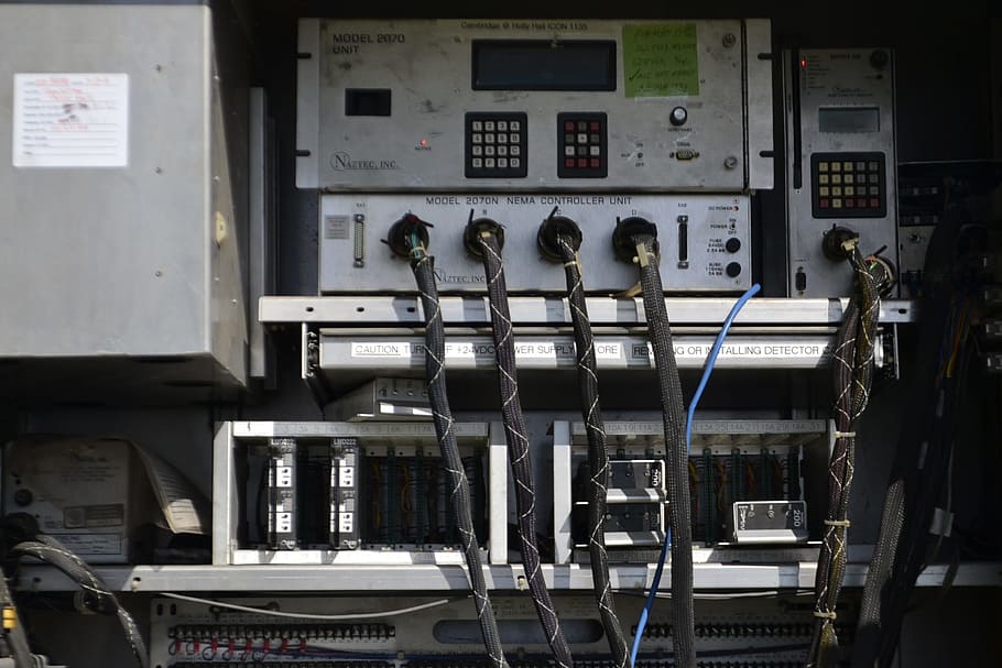 panell del controlador de senyals de trànsit, unitat de control nema, cables, ordinador, circuit, pissarra, xip, memòria, tecnologia, elèctric, connexions, condensadors, processador, trànsit, digital, semiconductor, component, equipament, electricitat, comunicació, placa base, transistor, ciència, electrònica, PC, targeta, integrat, maquinari, macro, tècnic, panell de control de senyal, enginyeria, informació, sistema, dispositiu, dades, xarxa, Internet, en línia, protegir, cibernètic, servei, intel·ligent, amb cable, indústria, professional, modern, base de dades, seguretat, control, cap gent, habitació de control, panell de control, a l'interior, maquinària, transport, fàbrica, manera de transport, metall, vaixell nàutic, generació de combustible i energia, connexió, interior del vehicle, dia, Font d'alimentació, bloc de connexió, 1080P