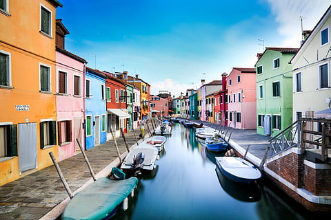Barche, canale, case, giorno, lotto di barca assortito, architettura, esterno dell'edificio, mezzi di trasporto, nave nautica, modo di trasporto, acqua, struttura costruita, città, costruzione, quartiere residenziale, destinazioni di viaggio, ormeggiato, natura, cielo, Casa, riflessione, viaggio, nuvola - cielo, nessuno, gondola - barca tradizionale, all'aperto, casa a schiera, 5K, CC0, dominio pubblico, privo di copyright
