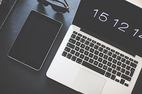 sølv macbook, ved siden af, sort, ipad, æble, computer, skrivebord, elektronik, gadgets, tastatur, bærbar, macbook, skærm, solbriller, tablet, arbejdsområde, computer tastatur, teknologi, trådløs teknologi, meddelelse, computer nøgle, høj vinkel visning, forbindelse, ingen mennesker, computerudstyr, bærbar informationsenhed, bord, indendørs, internet, computer netværk, sort farve, tæt på, forretning, smart telefon, global kommunikation, 4K, CC0, offentligt domæne, royaltyfrie