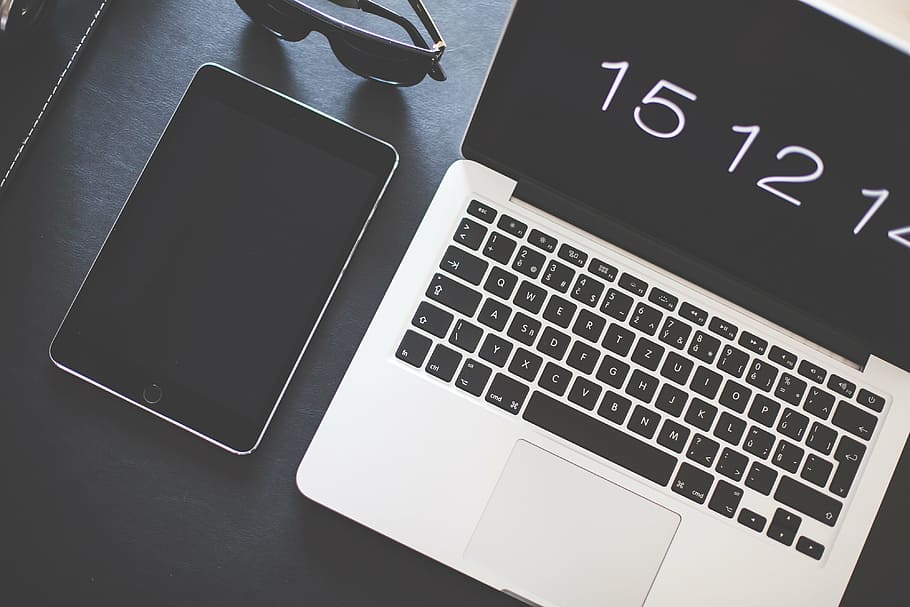 sølv macbook, ved siden af, sort, ipad, æble, computer, skrivebord, elektronik, gadgets, tastatur, bærbar, macbook, skærm, solbriller, tablet, arbejdsområde, computer tastatur, teknologi, trådløs teknologi, meddelelse, computer nøgle, høj vinkel visning, forbindelse, ingen mennesker, computerudstyr, bærbar informationsenhed, bord, indendørs, internet, computer netværk, sort farve, tæt på, forretning, smart telefon, global kommunikation, 4K