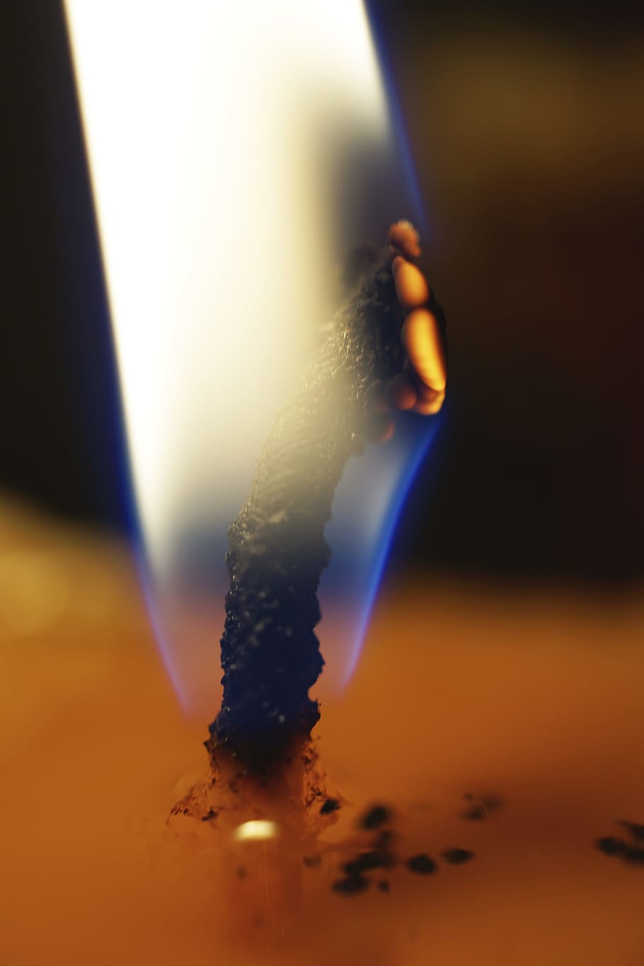 Kerze, Docht, Flamme, warm, Feuer, Hitze, Kerze, Docht, Wachs, Licht, brennen, Nahansicht, keine Leute, Studioaufnahme, drinnen, Tag, selektiver Fokus, Verbrennung, Natur, Bewegung, orange Farbe, Streichholz, Rauch - physische Struktur, Stillleben, Kommunikation, beleuchtet, Süßes Essen, soziale Themen, 5K