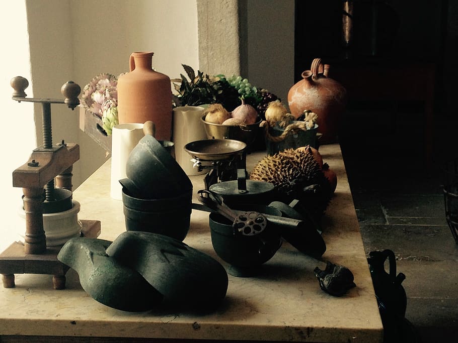 bucătărie, tacâmuri, bucătar, buget, în interior, preparare, zi, nici o persoana, natură moartă, masa, artă și sculptură, alegere, vază, plantă, decor, variație, recipient, creativitate, ambarcațiune, a închide, ceramică, natură, grup mare de obiecte, planta in ghiveci, lemn - material, floare, 2K