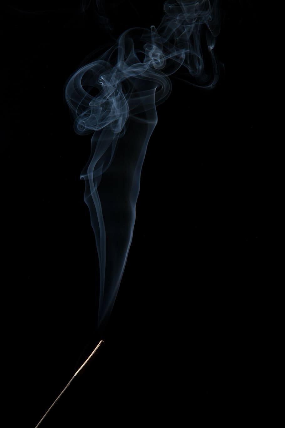 nicht, Feuer, Weihrauch, abstrakt, Rauch - physische Struktur, Hintergründe, schwarze Farbe, Luft, schwarzer Hintergrund, Studioaufnahme, Bewegung, Verbrennung, keine Leute, drinnen, kopieren sie platz, Strudel, Nahansicht, Natur, Muster, weiße Farbe, Kurve, aufsteigen, Form ändern, Leicht, fließend, 5K