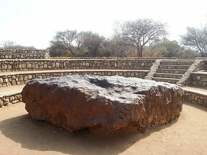 meteorite, Grootfontein, namibia, geografia, archeologia, albero, natura, architettura, giorno, pianta, cielo, acqua, nessuno, struttura costruita, storia, il passato, destinazioni di viaggio, cielo sereno, albero nudo, luce del sole, all'aperto, turismo, solido, viaggio, rovinato, 2K, CC0, dominio pubblico, privo di copyright