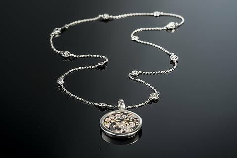 spejl, affjedring, Chopard, lænke, krystal, sølv, halskæde, sort, smykker, indendørs, diamant - ædelsten, hjerte form, studio skud, rigdom, luksus, positive følelser, ingen mennesker, stilleben, metal, tæt på, enkelt objekt, sort baggrund, ørering, kreativitet, Kunst og håndværk, mode, kærlighed, dyrebar perle, sølvfarvet, bekostning, personlige tilbehør, valentins dag - ferie, 5K, CC0, offentligt domæne, royaltyfrie