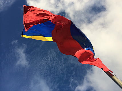 blu, rosso, giallo, agitando, bandiera, nuvoloso, cielo, Venezuela, polo, vento, nuvola - cielo, ambiente, Inquadratura dal basso, patriottismo, natura, nessuno, giorno, multicolore, all'aperto, orgoglio, tessile, icona nazionale, 2K, CC0, dominio pubblico, privo di copyright