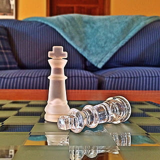 xadrez, jogos, estratégia, xeque-mate, dentro de casa, ninguém, jogos de lazer, jogo de tabuleiro, mesa, peça de xadrez, fechar-se, focar em primeiro plano, relaxamento, interior de casa, ainda vida, atividade de lazer, mobília, madeira - material, rei - peça de xadrez, assento, o negócio, luxo, rainha - peça de xadrez, 1080P, CC0, domínio público, royalty free