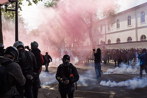 folk protesterer, gruppe, mennesker, stående, vei, røyk, vinter, urbane scene, utendørs, fontene, snø, menn, politistyrke, voksen, gruppe med folk, ekte folk, arkitektur, stor gruppe mennesker, vann, bygge eksteriør, tre, publikum, natur, bygget struktur, livsstil, anlegg, røyk - fysisk struktur, fritidsaktivitet, sprøyting, 4K, CC0, offentlig domene, opphavsrett gratis