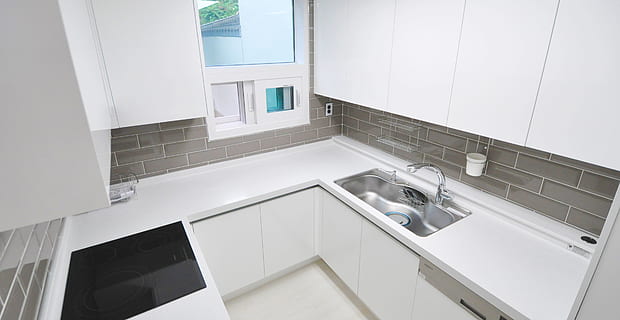 Küche im Haus, Interieur, Design, Zuhause, Küche, Innere, Design, Haushaltsküche, Wohnraum, Wohngebäude, drinnen, keine Leute, Haushaltsausstattung, sinken, modern, weiße Farbe, Wasserhahn, Bodenbelag, Kabinett, Reichtum, Lebensstile, Hauptschaukasteninnenraum, Luxus, häusliches Badezimmer, Gerät, stehlen, Wohnung, 4K, CC0, gemeinfrei, lizenzfrei