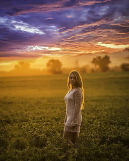 mulher, de pé, verde, Campo de grama, por do sol, modelo, lindo, jovem, verão, iluminação externa, iluminação natural, retrato, fêmea, brilho, tarde, campo, céu, uma pessoa, nuvem - céu, terra, beleza na natureza, plantar, adulto jovem, mulheres, atividade de lazer, grama, natureza, mulheres jovens, cabelo, adulto, panorama, Penteado, moda, mulher bonita, ao ar livre, 4K, CC0, domínio público, royalty free