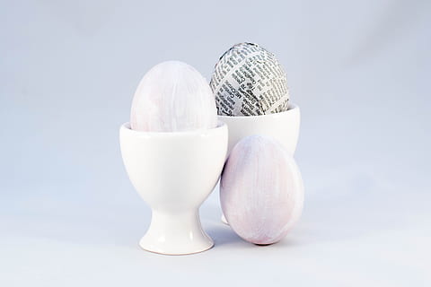 Stillleben, Ostern, Ostereier, Ostern Hintergrund, Zeitung, Kunst und Handwerk, handgemalt, Dekoration, weiße Eier, Eier basteln, Blume, Weiß, minimal, einfach, isoliert, Studioaufnahme, keine Leute, drinnen, Nahansicht, weiße Farbe, Ei, weißer Hintergrund, ausgeschnitten, Gruppe von Objekten, zwei Objekte, Natur, drei Objekte, Zerbrechlichkeit, Verletzlichkeit, Kreativität, Kugel, Wahl, Eierbecher, 5K, CC0, gemeinfrei, lizenzfrei