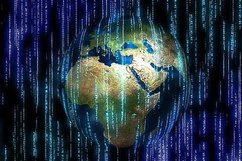 planeta Ziemia, dwójkowy, jeden, zero, przestrzeń, wszechświat, planeta, Ziemia, glob, gwiazda, światło, komputer, system binarny, system numeracji, cyfrowy, zapłacić, kod binarny, podwójny, sylwetka, programowanie, Nie, tak, oświetlony, niebieski, technologia, wewnątrz, rozjarzony, światło - zjawisko naturalne, noc, połączenie, studio strzał, zbliżenie, Internet, woda, porozumiewanie się, kula, żadnych ludzi, kreatywność, technologia bezprzewodowa, cyfrowy kompozyt, reprezentacja, czarne tło, globalna komunikacja, 5K, CC0, domena publiczna, darmowe zdjęcia